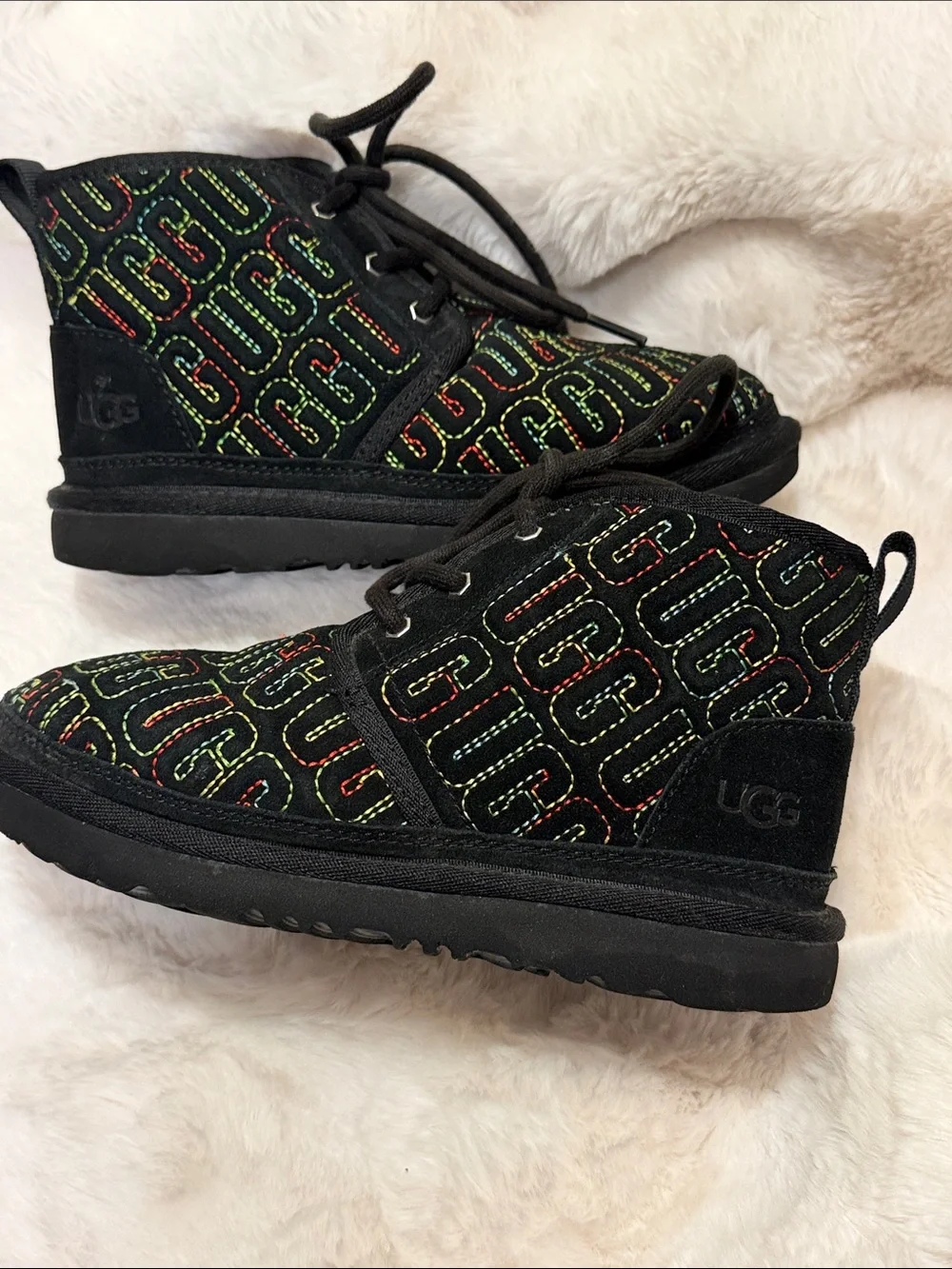 EUC* UGG Neumel II Graphic Stitch sz 2